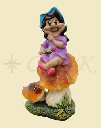 Фигурка гном-девочка на грибочке(с цветком)